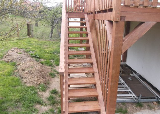 Venkovní dřevěné schodiště s terasou