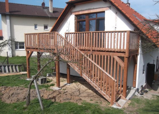 Venkovní dřevěné schodiště s terasou