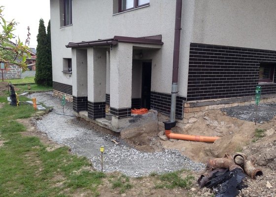 Stavbu chodníků okolo rodinného domu, opravu a úpravu garážového vjezdu