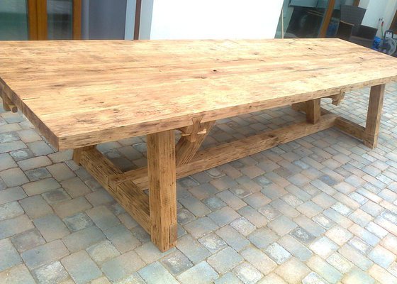 Masivní dřevěný stůl na venkovní terasu